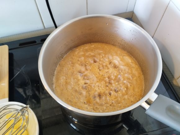 When the caramel sauce reaches this stage, turn off the heat and incorporate the butter (30 g), most of the whole milk (400 g), and heavy cream (80 g).