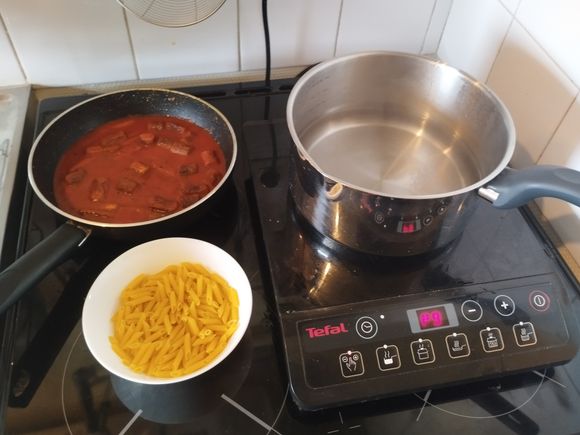 In a pot, add 1 liter of water, add some salt and bring it to a boil. Add the pasta (120 g) and cook until cooked to taste.